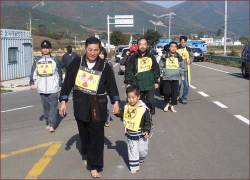 대회에 참가한 한 시민이 아이와 손잡고 맨발로 걷고 있다. 